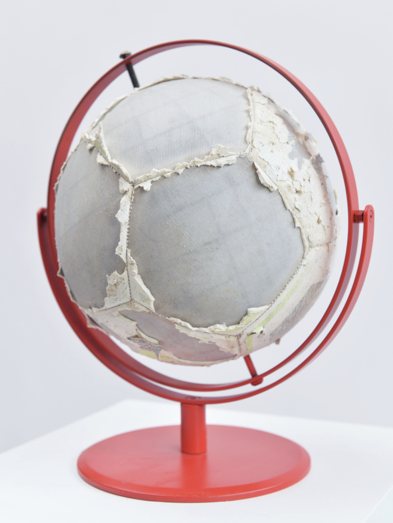World I - Football, painted steel - 29 x 32 x 23 cm 3